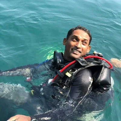 Aaron Fernandes, scuba instructor
