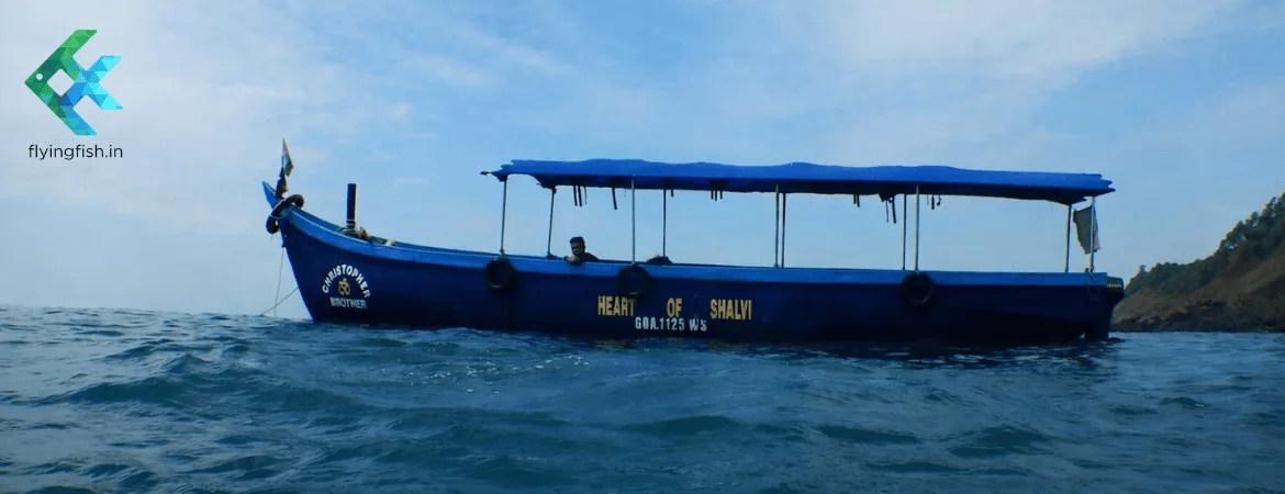 iDive dive boat heading to Grandé Island, Goa